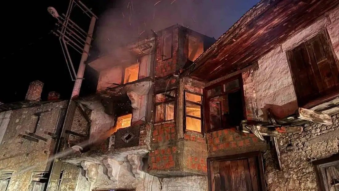 Fethiye’de korkutan ev yangını! Evdeki yaşlı adamı, mahalleli kurtardı