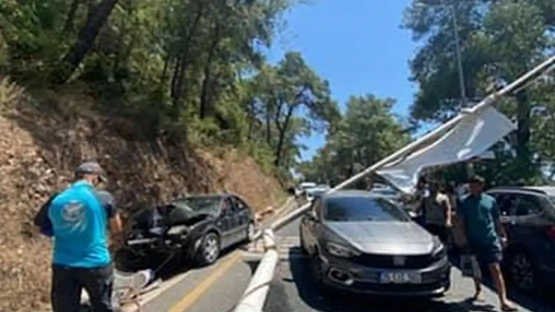 Akyaka'da freni patlayan araç direğe çarptı! 1 kişi yaralandı