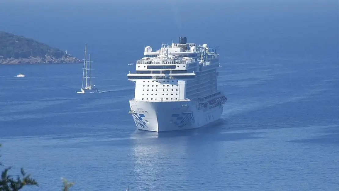 Aroya gemisi Marmaris'e demir attı!