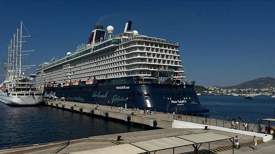 Binlerce turist Bodrum'da!