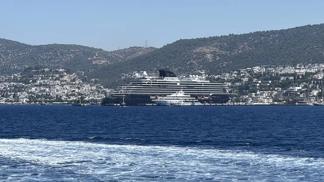 Bodrum 250 metrelik lüks gemiyi ağırladı! Yüzlerce turist ilçeyi ziyarete geldi
