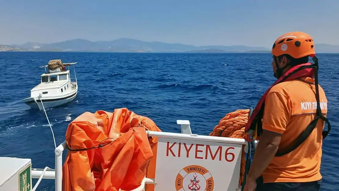 Bodrum açıklarında arıza yapan tekne kurtarıldı