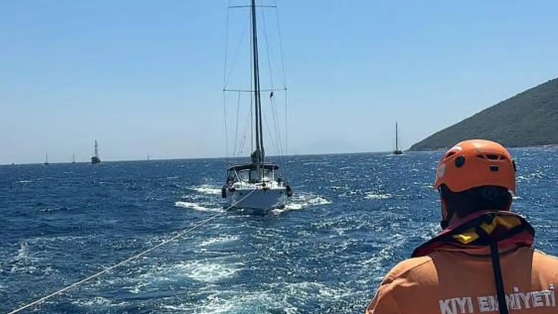 Bodrum açıklarında makine arızası yapan tekne kurtarıldı