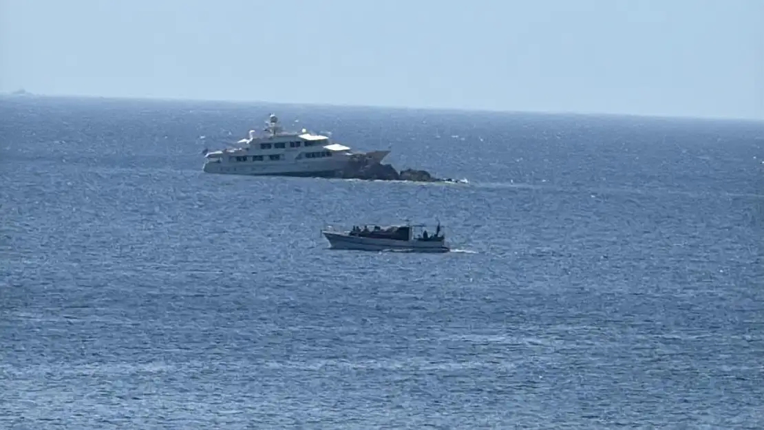 Bodrum açıklarında motoryat kayalıklara çarptı!