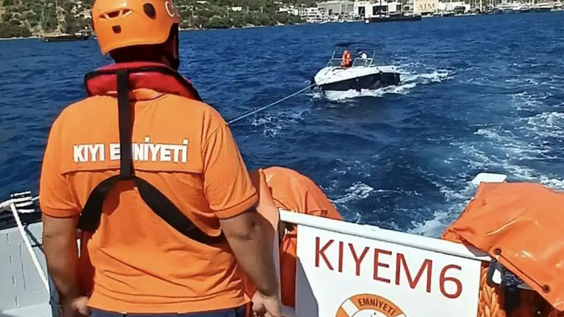 Bodrum açıklarında sürüklenen tekne son anda kurtarıldı