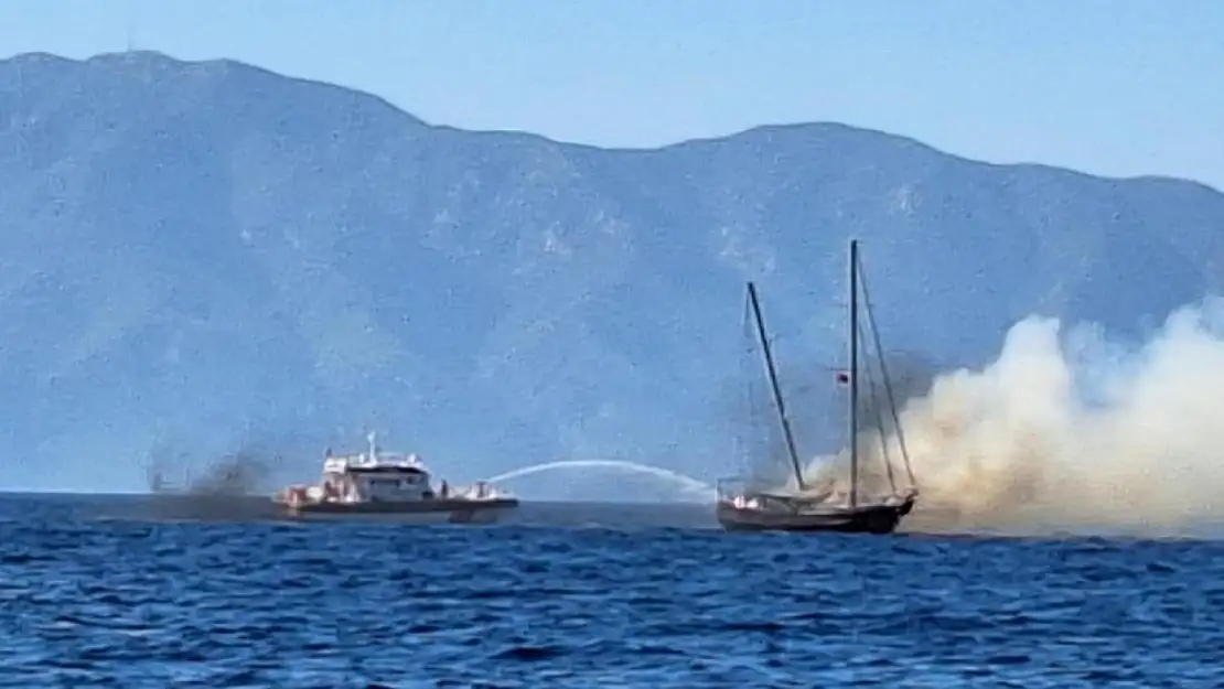 Bodrum açıklarında turist teknesi alev alev yandı! 13 kişi son anda kurtarıldı