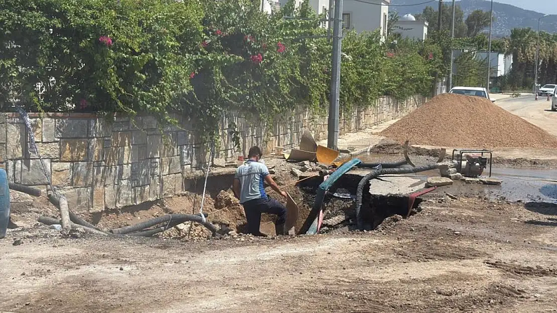 Bodrum'da ana su hattı patladı! Yol trafiğe kapandı