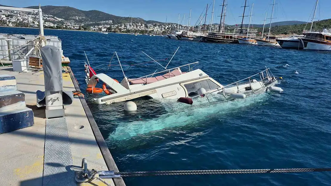 Bodrum'da bir tekne fırtına nedeniyle sulara gömüldü