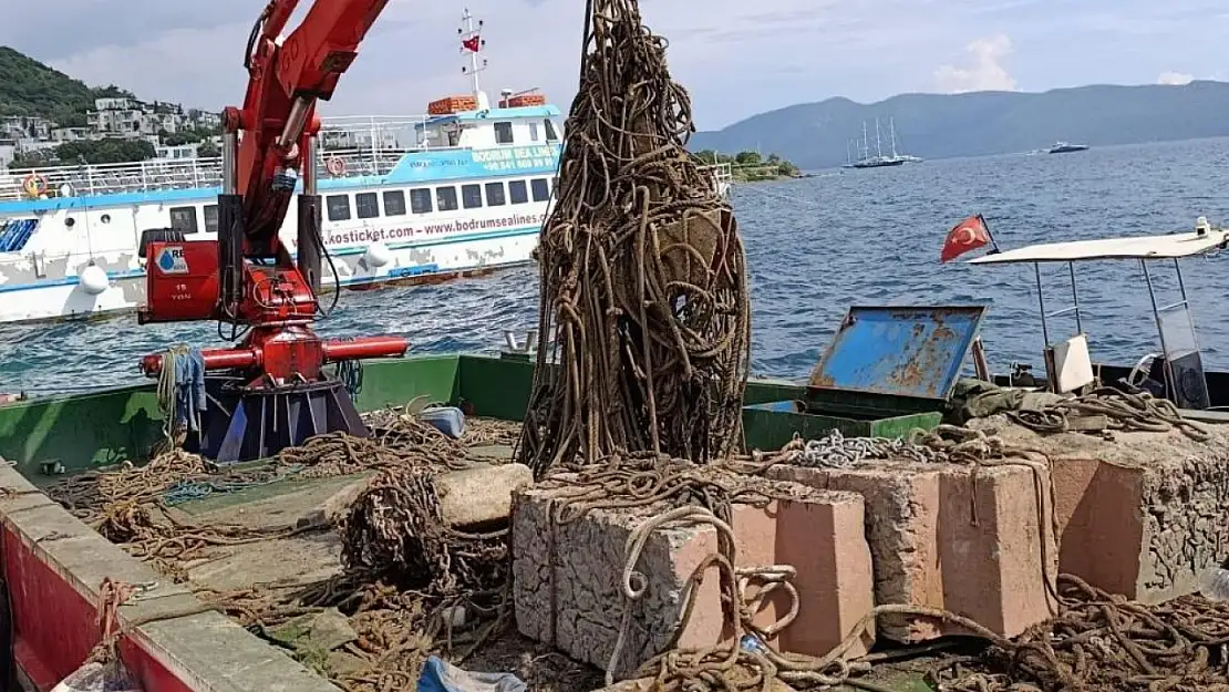 Bodrum'da deniz  dibinden 130 ton atık çıkarıldı