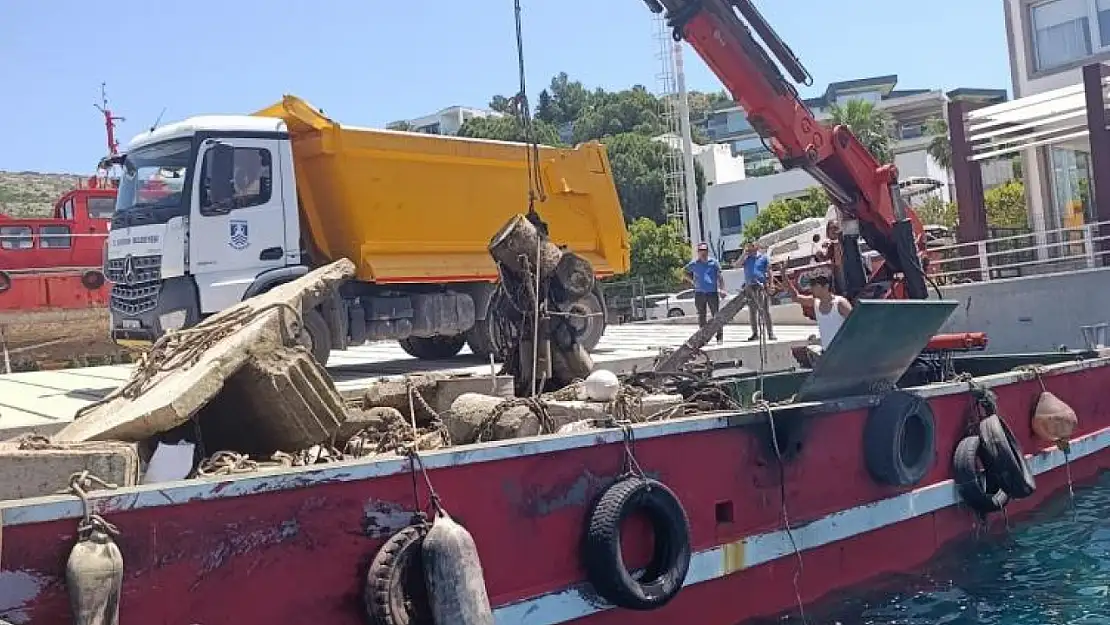 Bodrum'da deniz dibinden 30 ton atık çıkarıldı