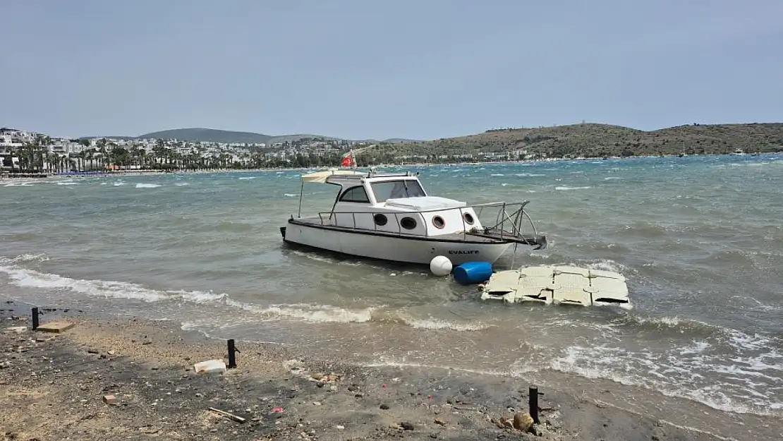 Bodrum'da fırtına: Gemiler sürüklendi, evin çatısı uçtu