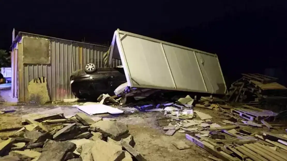 Bodrum'da otomobil konteynıra çarptı: 3 kişi yaralandı
