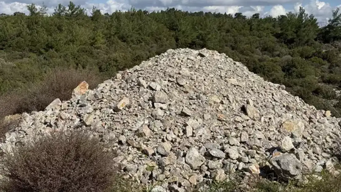 Bodrum'da üzen görüntü: Moloz yığınlarını yola ve ormana döktüler!