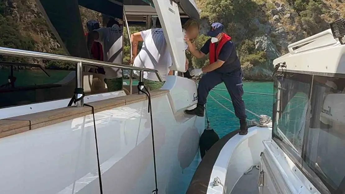 Muğla'da teknede rahatsızlananların yardımına Sahil Güvenlik koştu