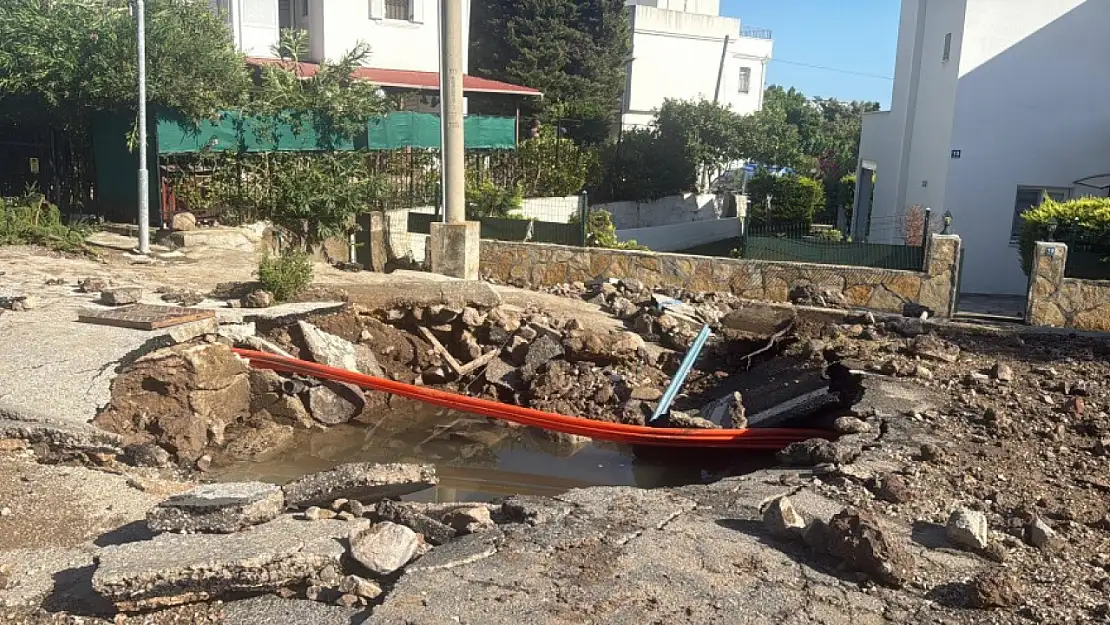 Bodrum Yahşi'de su hattı patladı, yolda dev çukur oluştu!