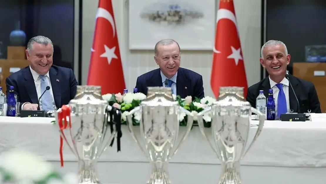 Cumhurbaşkanı Erdoğan 3 futbol kulübünü kabul etti