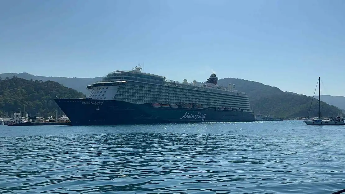 Dev yolcu gemisi 2 bin 749 yolcusuyla Marmaris'te