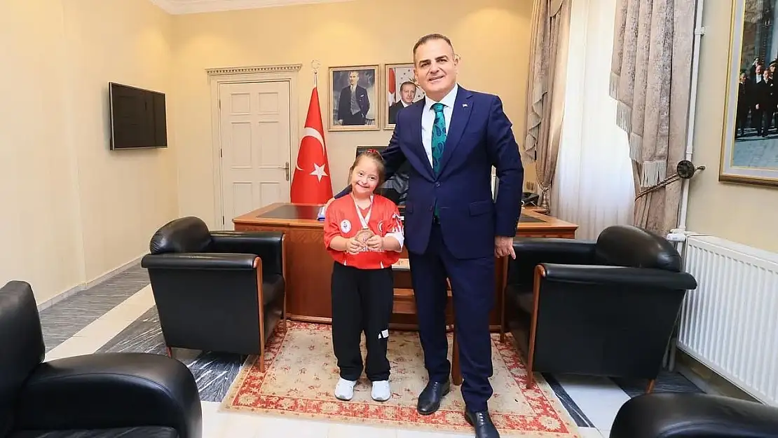 Down Sendromlu Milli Sporcu Serra Soysal,  Muğla valisini ziyaret etti