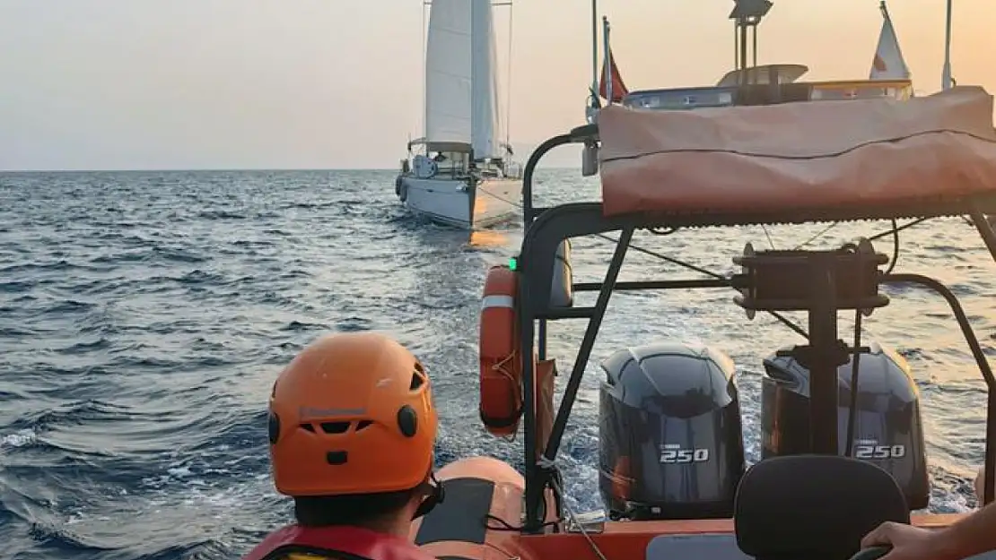 Fethiye açıklarında arıza yapan tekne kurtarıldı