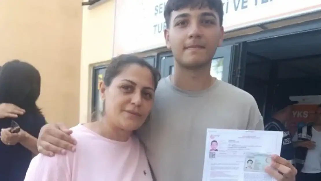 Fethiye'de 38 yaşındaki anne hayalinden vazgeçmedi! Oğlu ile sınava girdi