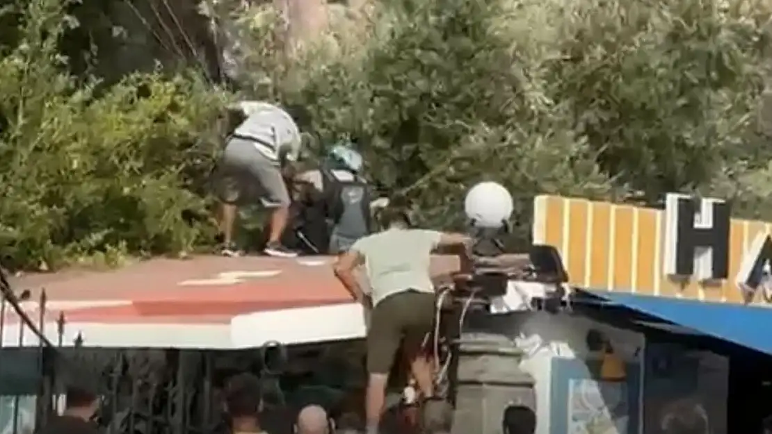 Fethiye'de ağaca takılan yamaç paraşütü restoran çatısına indi!