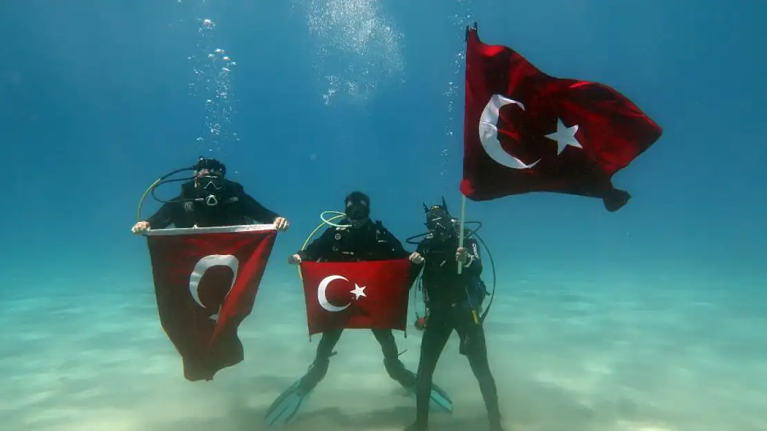 Fethiye'de dalgıçlar 19 Mayıs'ı deniz dibinde kutladı