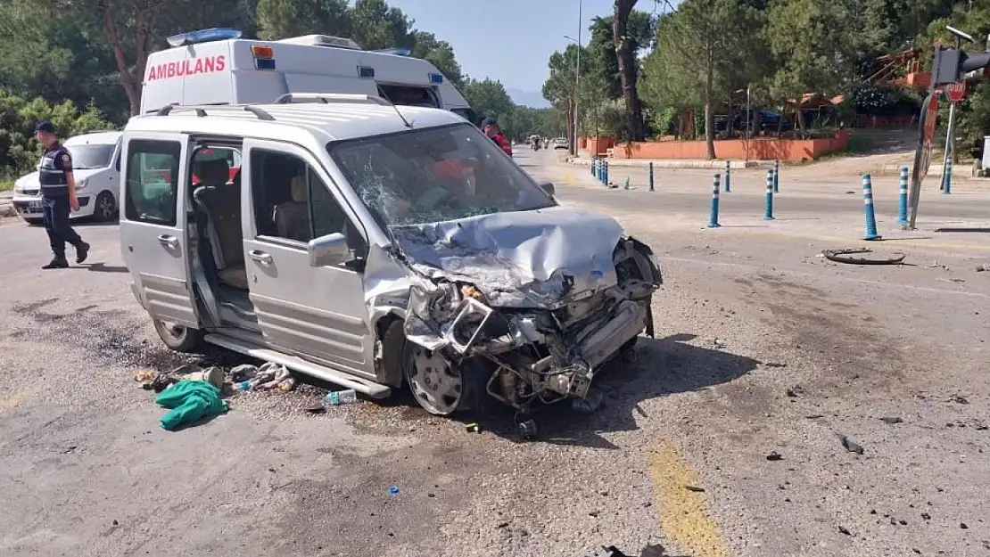 Fethiye'de kamyonet ile kamyonun çarpışması sonucu iki kişi yaralandı
