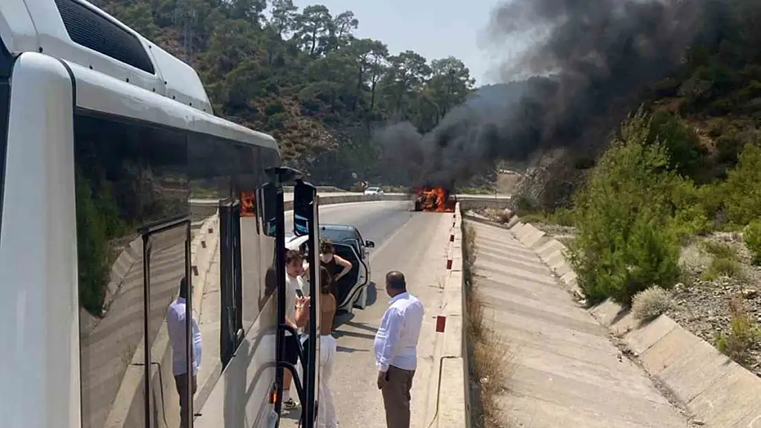Fethiye'de seyir halindeki araç alev alev yandı