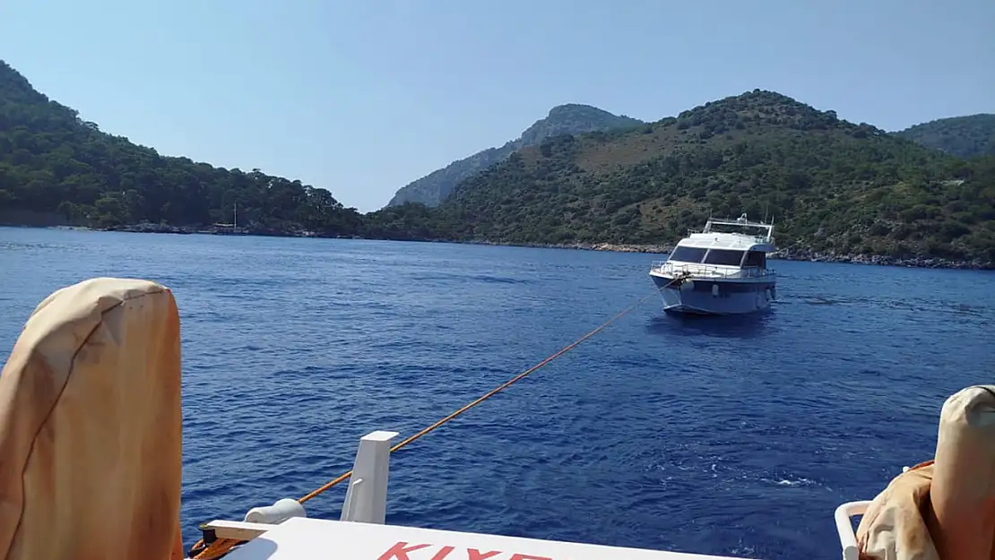 Fethiye Ölüdeniz'de arızalanan yat kurtarıldı