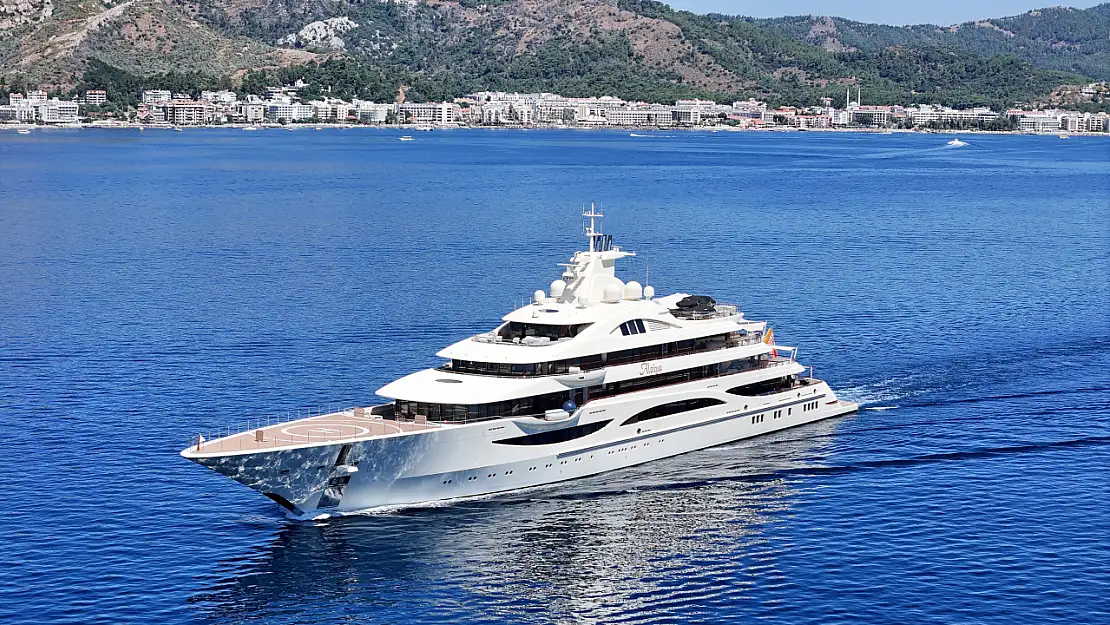 Görenler hayranlıkla izledi! Ultra lüks yat Alaiya Marmaris'e demirledi