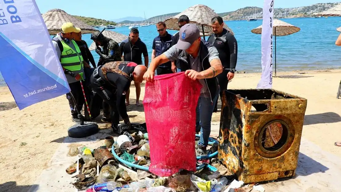 Gümbet'te deniz dibinden çamaşır makinesi çıktı