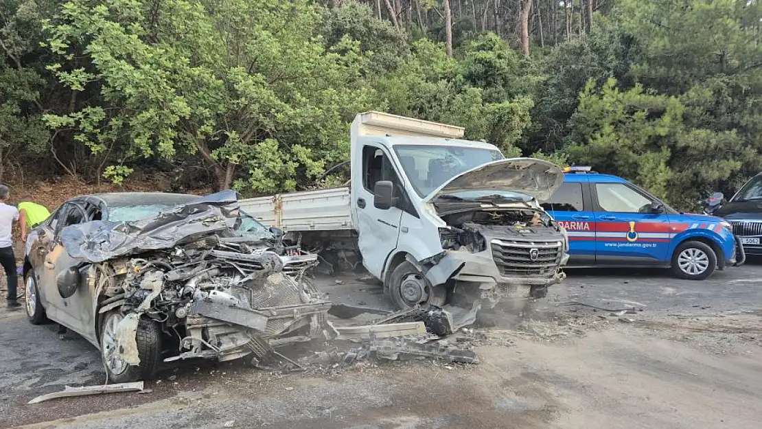 İki araç Bodrum'da kafa kafaya çarpıştı! 4 kişi yaralandı