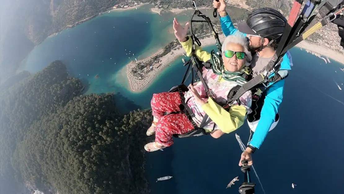 75 YAŞINDAKİ ÇİNLİ KADININ YAMAÇ PARAŞÜTÜ HEYECANI