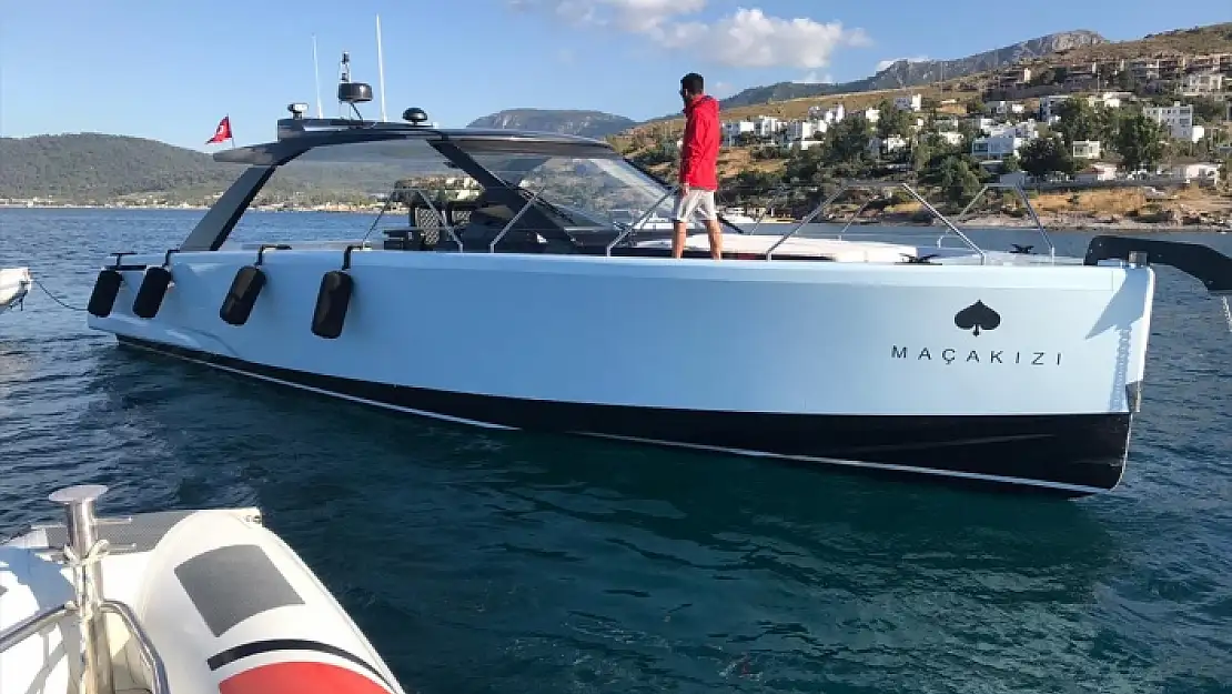 BODRUM'DA MOTOR YATIN TEKNEYE ÇARPMA ANI GÜVENLİK KAMERASINDA