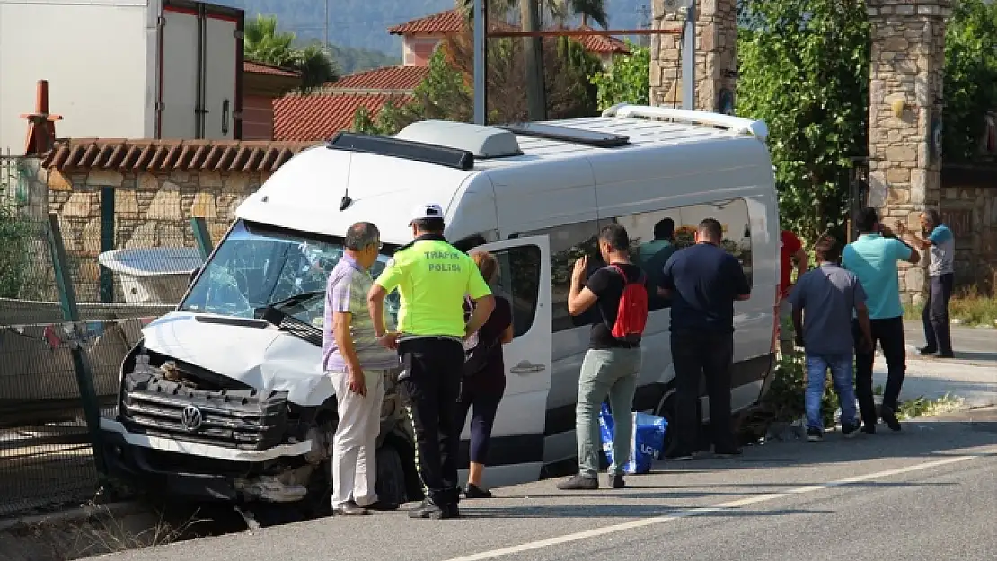 MARMARİS'TE RUS TURİSTLERİ TAŞIYAN MİNİBÜS TIRLA ÇARPIŞTI