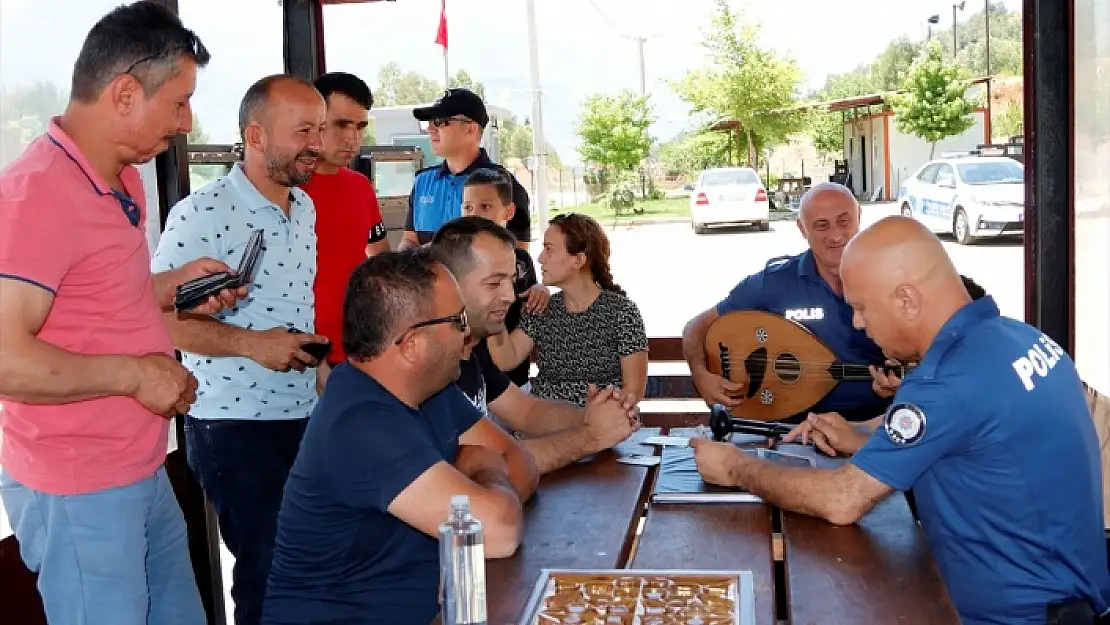 MUĞLA'DA POLİSLER TATİLCİLERE UT ÇALIP ŞEKER İKRAM ETTİ