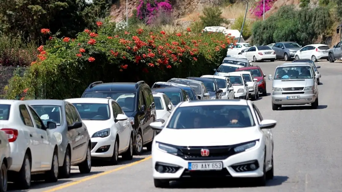 MUĞLA'DA TATİLCİLER UZUN ARAÇ KUYRUKLARI OLUŞTURDU