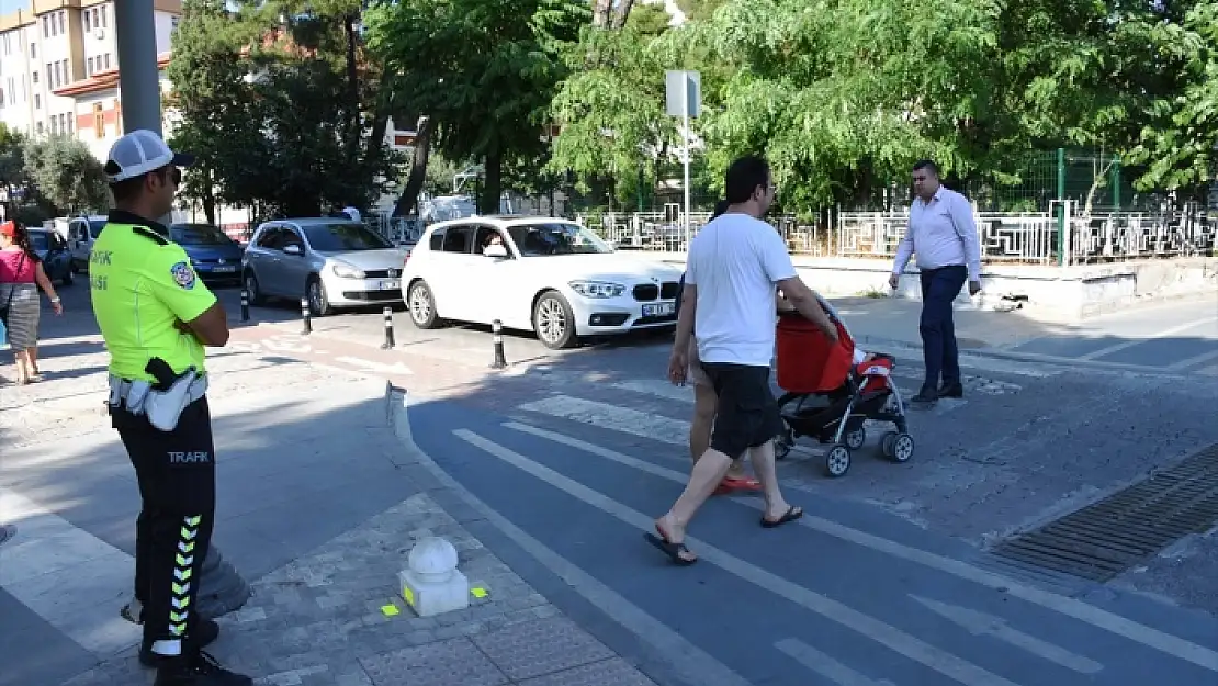 MUĞLA'DA YAYALARA YOL VERMEYEN SÜRÜCÜLERE 126 BİN TL CEZA