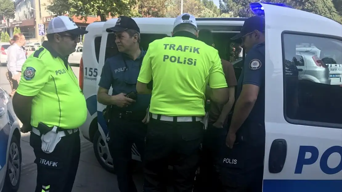 OTOMOBİLİN ANNE İLE KIZINA ÇARPTIĞI KAZA GÜVENLİK KAMERASINDA