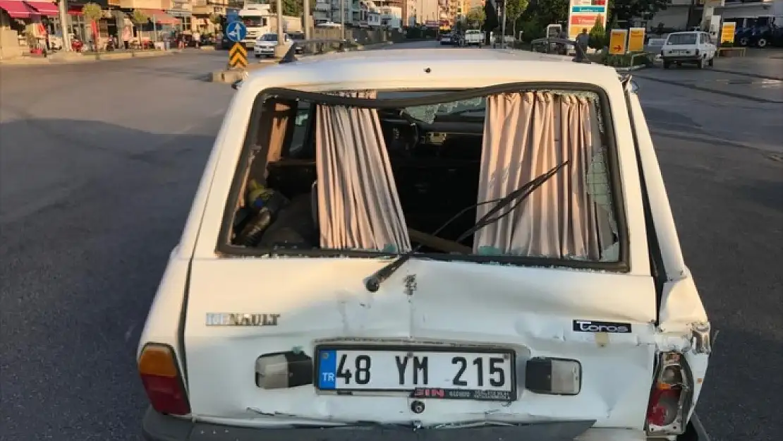 AYDIN'DAN MUĞLA'YA GELEN KAMYON OTOMOBİLE ÇARPTI
