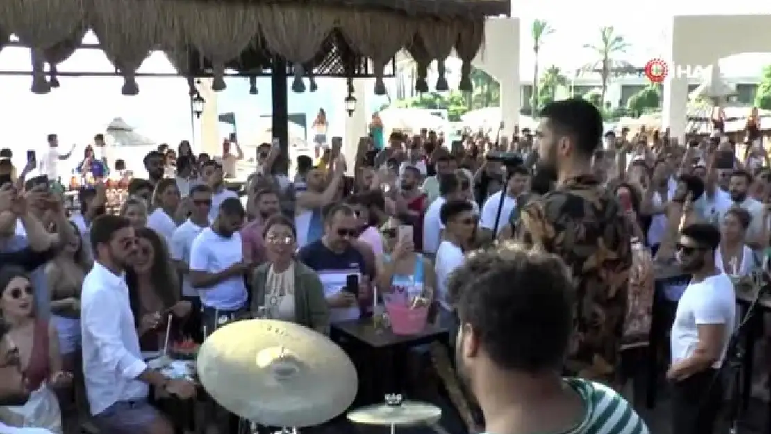 BODRUM'DA HASTALANAN İDO,  SAHNELERE DÖNDÜ