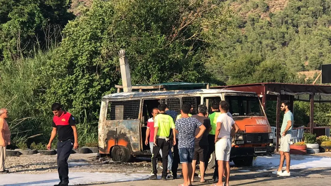 DALAMAN'DA KOKOREÇÇİ ARACI KÜL OLDU