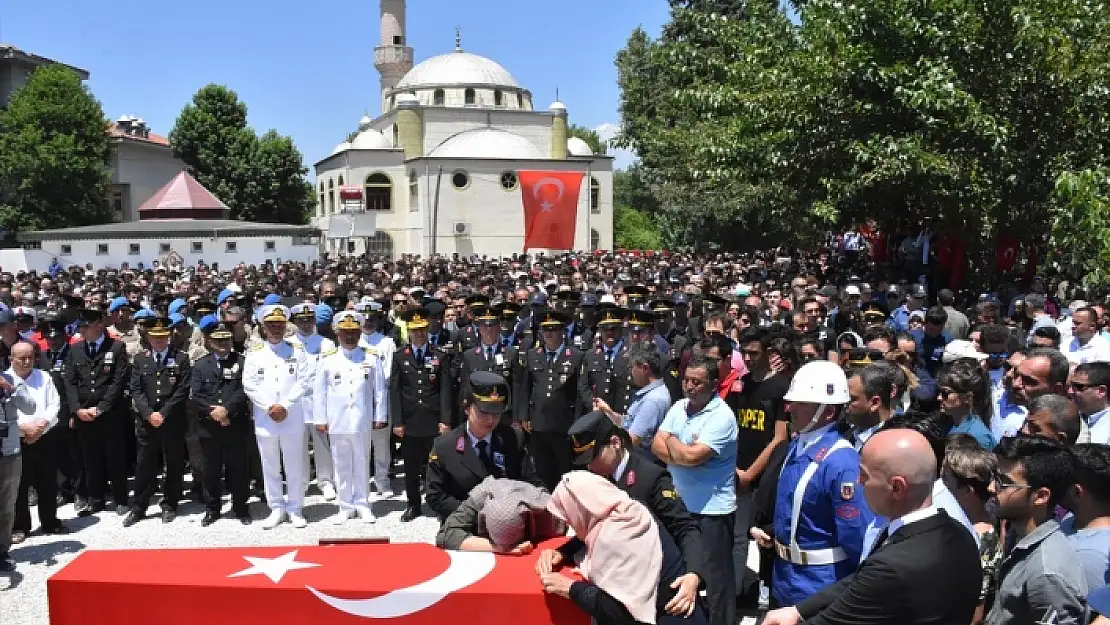 FETHİYE ŞEHİDİNİ BİNLERCE KİŞİYLE UĞURLADI