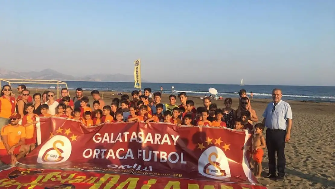 GALATASARAY ORTACA FUTBOL OKULU BAŞKAN ALİM UZUNDEMİR'E PLAKET VERDİ