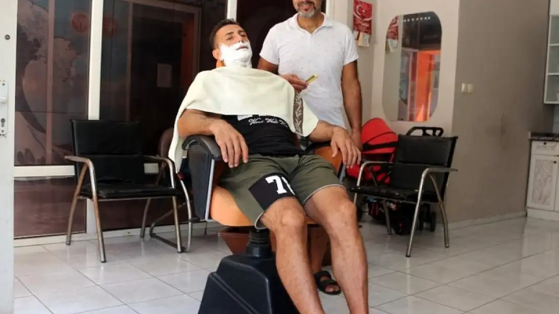 MARMARİS'TE BERBERDEN İLGİ ÇEKEN HİZMET