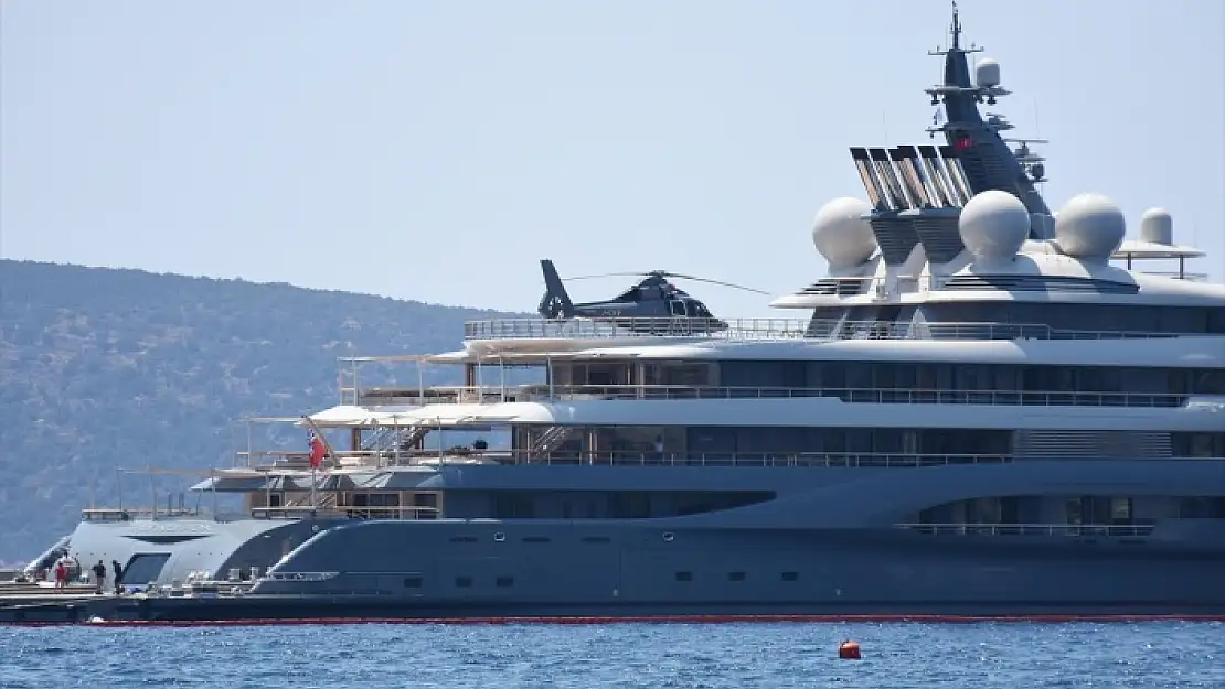 MEGA YAT 'FLYİNG FOX'A 215 BİN LİTRE YAKIT İKMALİ YAPILDI