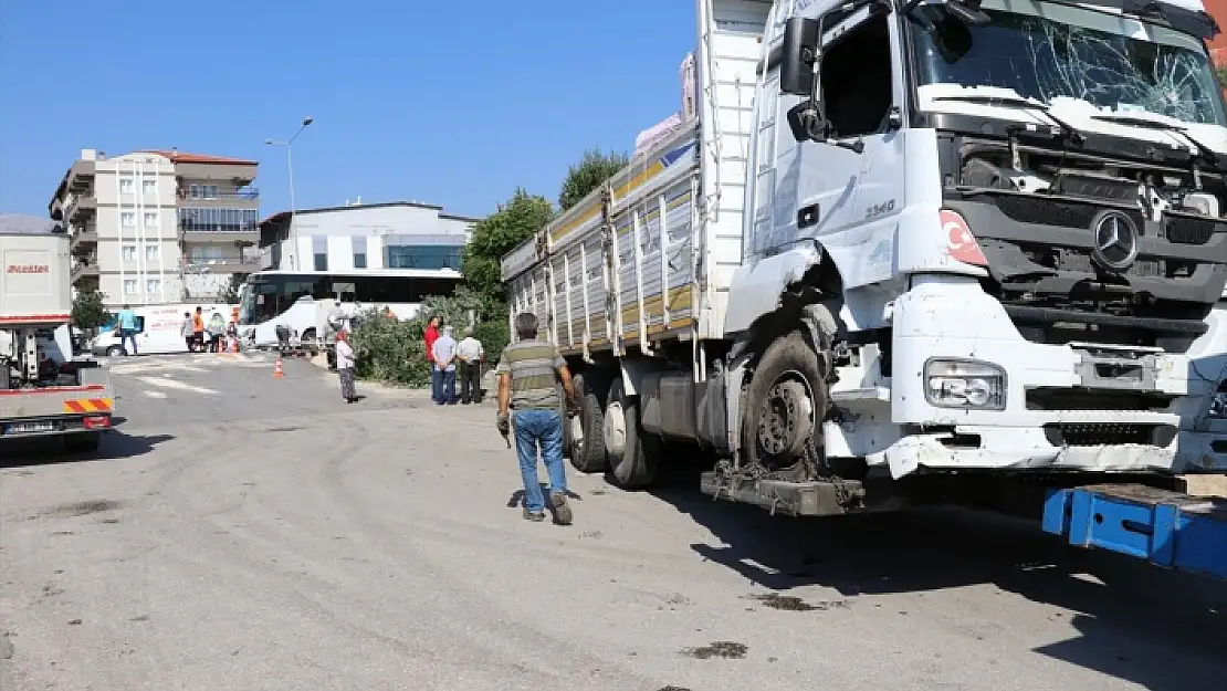 MUĞLA'YA GELEN YOLCU OTOBÜSÜ TIR VE KAMYONET İLE ÇARPIŞTI