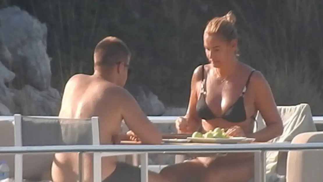YAĞMUR ATACAN VE PINAR ALTUĞ BODRUM'DA