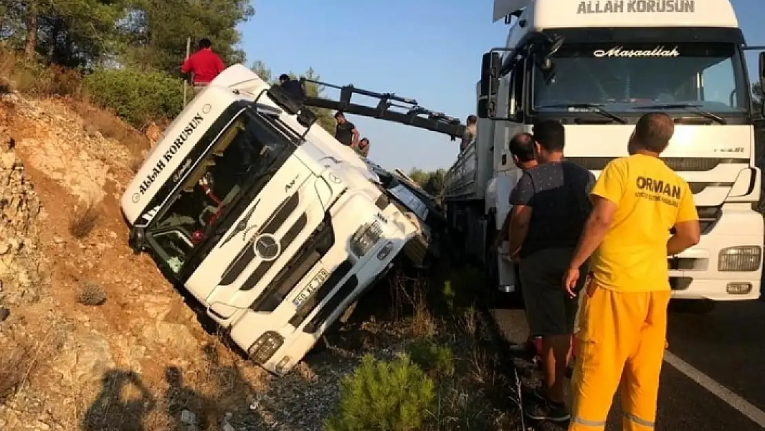 KÖYCEĞİZ'DE KONTROLDEN ÇIKAN TOMRUK YÜKLÜ TIR DEVRİLDİ