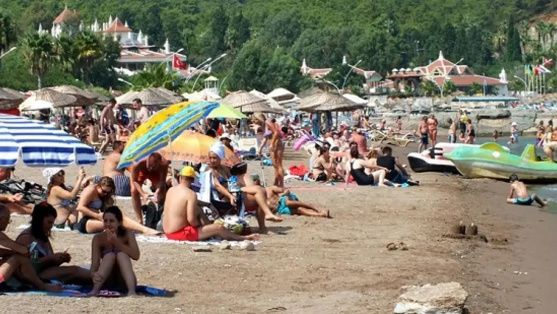 MARMARİS'TE SOKAKLAR BOŞALDI, PLAJLAR DOLDU